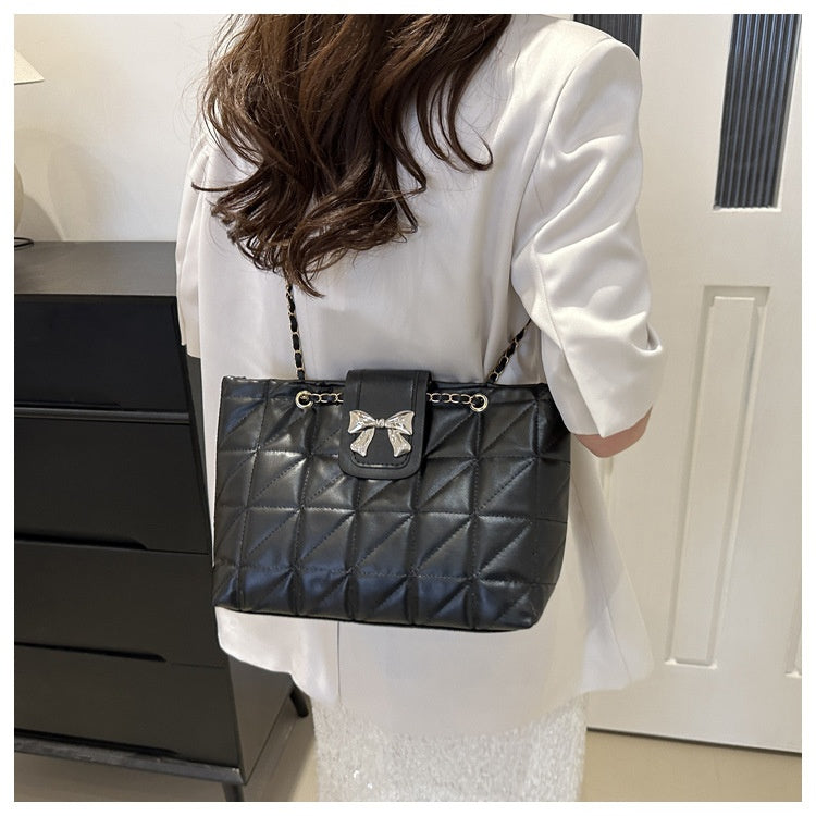 Elegant Shoulder Bag – Diamond Quilted Design & Chic Chain Strap!