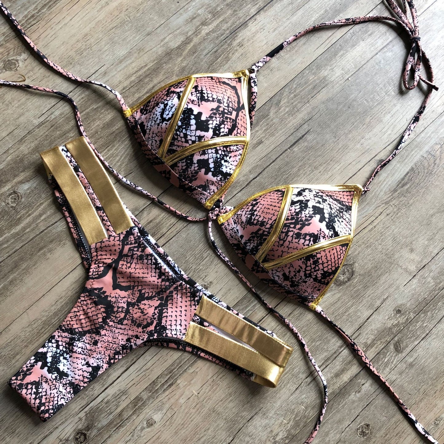  Luxe Strappy Bikini – Seksikäs ja Tyylikäs Rantamuoti