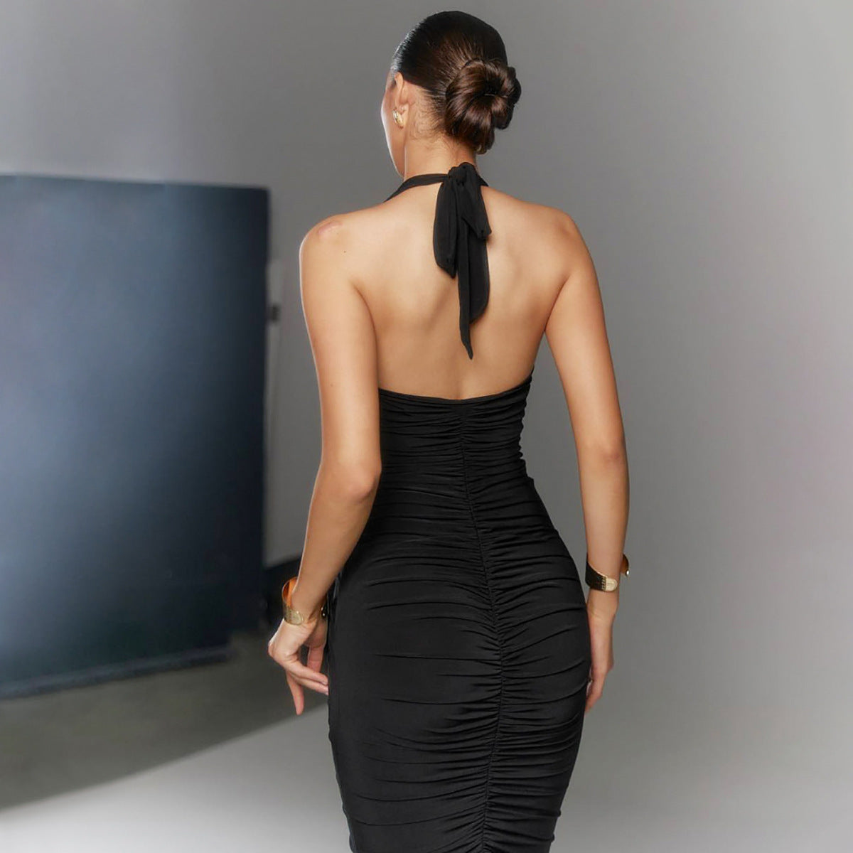 Elegant Halter Neck Evening Dress – Timeless & Bold